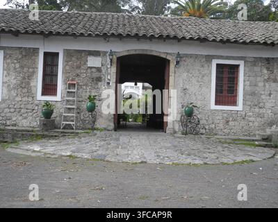 Ingresso in pietra storico dell'Hacienda Cienega, Ecuador Foto Stock