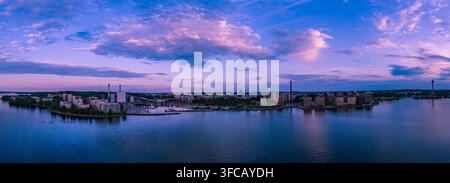 Vista aerea panoramica con drone della skyline di Tampere e del lago al tramonto crepuscolare viola in Finlandia Foto Stock