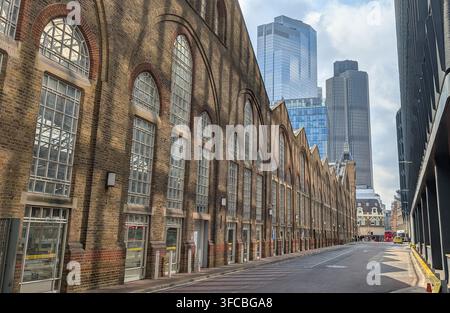 Londra, Regno Unito – 26 agosto 2026: L'architettura ferroviaria storica in mattoni accanto alla Stazione di Liverpool Street contrasta con i grattacieli moderni. Foto Stock
