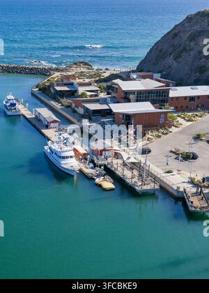 Vista aerea del porto di Dana Point con barche ormeggiate al molo, edifici moderni e una costa scenografica a Dana Point, California, Stati Uniti. Foto Stock