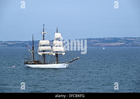 L'imbarcazione a vela francese ''Le Français'' nella baia di Douarnenez, Bretagna. Foto Stock
