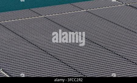 Vista aerea di una grande fattoria solare galleggiante installata su un corpo d'acqua calmo, che mostra file di pannelli fotovoltaici a Echteld, Gelderland, Paesi Bassi Foto Stock