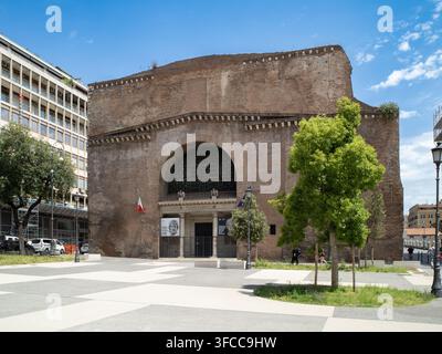 L’esterno dell’Aula Ottagona, storica sala ottagonale delle Terme di Diocleziano a Roma, Italia Foto Stock