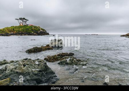 Tramonto drammatico sulla costa del Pacifico a Crescent City, Nord California Foto Stock