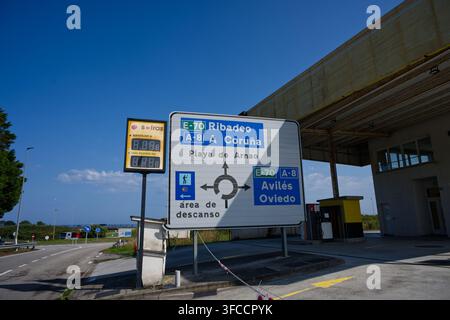 Segni stradali per Ribadeo, A Coruña, Avilés, Oviedo e Playa de Arnao vicino ad A Lagúa nelle Asturie Foto Stock
