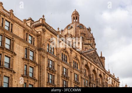 Facciata storica in arenaria con cupola ornata, Londra, Regno Unito Foto Stock