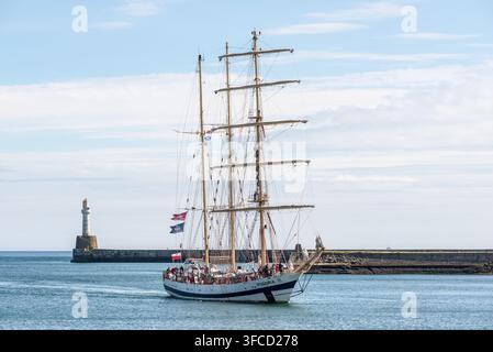 Aberdeen, Scozia, Regno Unito – 18 luglio 2025: la barca polacca Pogoria entra nel porto di Aberdeen per le Tall Ships Races 2025, all'inizio di una serie di quattro giorni marittimi Foto Stock