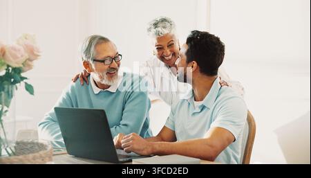 Anziano, genitori e uomo con laptop per aiuto, consulenza o login account con felicità a casa. Padre anziano, madre o figlio adulto con computer per Foto Stock