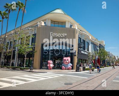Pop-up LIVE SEOUL di bellezza e lifestyle coreano al centro commerciale The Grove a Los Angeles, California, USA, con il branding Eeseol e Seoul Beauty Foto Stock