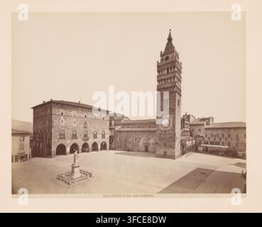 Vista della Piazza del Duomo e della Cattedrale di Pistoia, Piazza della Cattedrale, Pistoia, fotografia, numero: '4453.', iscrizione: 'Brogi', fotografo: attribuito a Giacomo Brogi, 1864 - 1881, Toscana, Attribuito a, cartone, carta, stampa all'albumina, altezza 196 mm x larghezza 247 mm, altezza 270 mm x larghezza 352 mm, quadrato, circo, chiesa (esterno), torre, torre dell'orologio, ornamento monumentale, Cattedrale di Pistoia., Una piazza ampia e aperta con pavimentazione chiara è delimitata da un gruppo di edifici in pietra collegati; un edificio ha un'alta torre quadrata con più livelli decorativi e un tetto appuntito, e a Foto Stock