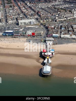 Veduta aerea del molo centrale di Blackpool sulla passeggiata del lungomare di Blackpool Foto Stock