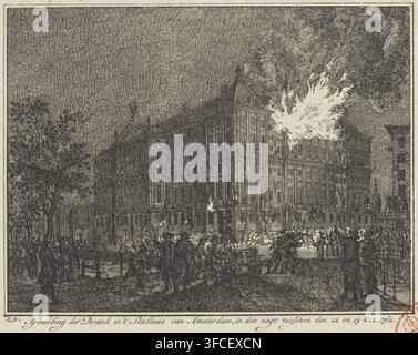 Immagine dell'incendio nel Municipio di Amsterdam, nella notte tra il 12 e il 13 ottobre 1762, Incendio nel Municipio di Amsterdam, stampa, nella notte tra il 12 e il 13 ottobre 1762. Pompieri che trascinano una pompa sul ponte, molti spettatori in strada., incisore: Reinier Vinkeles (I), Amsterdam, 1783 - 1796, carta, acquaforte, altezza 0 mm x larghezza 0 mm, lotta antincendio, in fiamme, abrasione, Stadhuis van Amsterdam (1655-1808), Periodo, 1762-10-12 - 1762-10-13., Un'illustrazione dettagliata all'inchiostro di un grande edificio a più piani di notte con fiamme e fumo denso che fuoriesce dal suo angolo superiore, un gruppo di persone Foto Stock