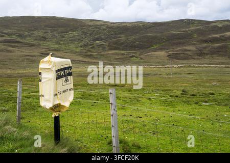 Una cassetta postale Royal Mail chiusa e remota su Shetland Mainland, Scozia. Foto Stock
