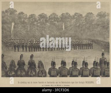 La presentazione delle nuove Bandiere e Stendardi all'Esercito Olandese da parte della Regina Guglielmina, il 21 settembre 1893, al Malieveld, all'Aia, stampa, La presentazione cerimoniale delle nuove bandiere e stendardi all'Esercito Olandese da parte della Regina Guglielmina e della Regina Madre Emma, il 21 settembre 1893 al Malieveld, all'Aia., incisore, stampatore (persona), editore, Amsterdam, Paesi Bassi, carta, litografia tonale, litografia tonale in nero con un blocco tonale in grigio, altezza 417 mm x larghezza 543 mm, Persona, Emma (regina consorte dei Paesi Bassi), Guglielmina dei Paesi Bassi, bandiere (militari) e Foto Stock