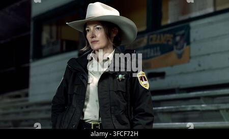 KELLY MACDONALD in LANTERNS (2026), diretto da ALIK SAKHAROV, JAMES HAWES e STEPHEN WILLIAMS. Credit: HBO / DC Entertainment / Warner Bros. Television / Album Foto Stock