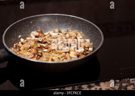 Frittare funghi portobello e cipolla in padella. Foto Stock