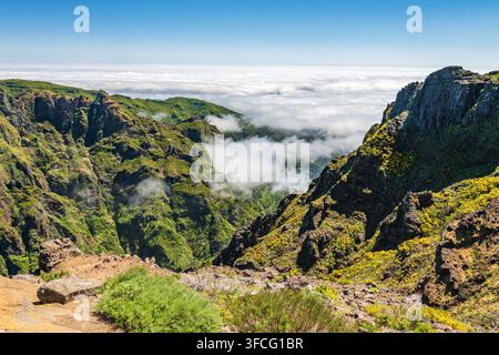 La Rotunda do Arieiro si erge in cima a montagne verdi e frastagliate che si innalzano su un mare di nuvole a Madeira, Portogallo. Foto Stock
