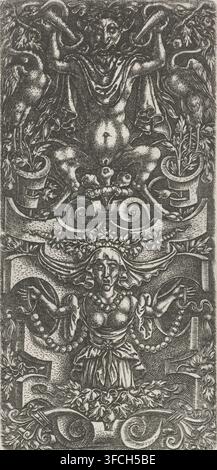 Donna con un foulard e una ghirlanda di perle davanti a una costruzione a volute, Decorazioni piatte con grottesche in volute, stampa, stampa ornamentale, Sopra la donna si accovaccia un satiro che tiene in bocca le estremità di due corna dell'abbondanza. Sfondo ombreggiato. Una delle 4 tavole., incisore, dopo disegno di, editore, Germania, carta, incisione, altezza 113 mm x larghezza 54 mm., Un'incisione ornamentale in bianco e nero orientata verticalmente che mostra una sezione superiore con una testa di animale stilizzata con corna affiancata da tessuto drappeggiato e una coppia di grandi uccelli in piedi accanto a piante in vaso, una sezione centrale con Foto Stock