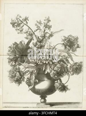 Vaso di fiori, Livres de Plusieurs Vaze de Fleurs faicts d'Apres le Naturel, stampa, pagina di album, Vaso di fiori contenente fiori. La stampa fa parte di un album., incisore: Jean Baptiste Monnoyer, Parigi, dopo il disegno di Jean Baptiste Monnoyer, editore: Jean Baptiste Monnoyer, titolare del privilegio: Louis XIV (re di Francia), c. 1680 - c. 1695, Jean Baptiste Monnoyer, Louis XIV (re di Francia), incisore, dopo il disegno di, editore, titolare del privilegio, carta, incisione, altezza 485 mm x larghezza 373 mm, fiori in un vaso., Un disegno dettagliato in bianco e nero di un grande vaso ornato riempito con una Foto Stock