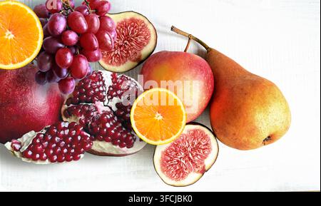 Frutti freschi misti. Sfondo di frutti gustosi con molti frutti. Set di frutti. Foto Stock