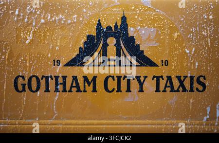GLASGOW, SCOZIA 27 AGOSTO 2026 Logo Gotham City Taxi su veicolo del set cinematografico Foto Stock