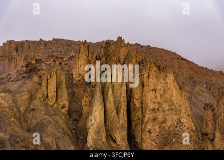 I pinnacoli sono formazioni geologiche composte da colonne rocciose ripide lasciate dall'erosione per vento, acqua e ghiaccio su rocce morbide, lasciando pilastri di roccia dura Foto Stock