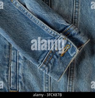 Polsino di giacca di jeans lavato con asola e dettagli di cucitura gialli Foto Stock