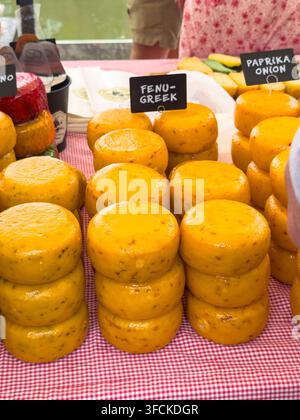 Pile di ruote di formaggio allo zafferano e paprika con cipolla al mercato dei contadini di Alkmaar nei Paesi Bassi Foto Stock