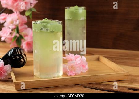 Nuvola Dalgona con schiuma di latte e matcha, acqua di cocco ghiacciata con sopra una cremosa schiuma di matcha Foto Stock