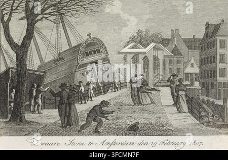 Tempesta severa ad Amsterdam il 19 febbraio 1807, Tempesta severa ad Amsterdam, 1807, stampa, Tempesta severa ad Amsterdam il 19 febbraio 1807. Veduta del Zandhoeksbrug sul Realengracht, vista dal Zandhoek verso Bickerseiland, dove una grande nave (la Vrouw Anna Elisabeth) si è incagliata contro il molo a causa del vento., incisore, Paesi Bassi, carta, acquaforte, incisione, altezza 97 mm x larghezza 145 mm, tempesta sulla terraferma, Amsterdam, Bickerseiland, Zandhoek, Blauwhoofd, Realengracht, Periodo, 1807-02-19., Un'incisione dettagliata in bianco e nero mostra una scena del molo con una grande nave ornata inclinata Foto Stock