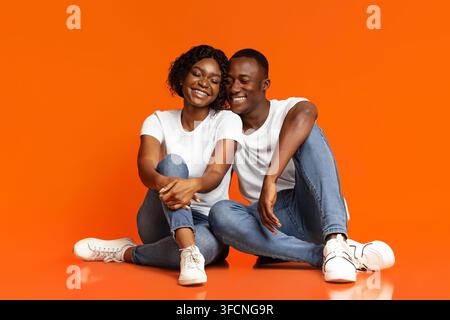 Amore nero uomo e donna che si divertono, studio girato Foto Stock