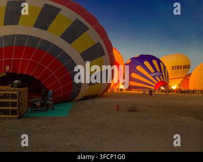 Mongolfiere che vengono gonfiate prima del decollo all'alba Foto Stock