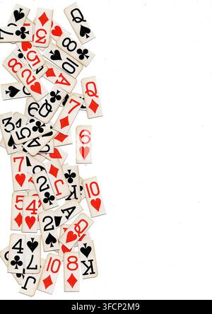 Angoli di carte da gioco vintage con spazio per testo o copia isolati su sfondo bianco. Foto Stock