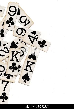 Angoli di carte da gioco vintage con spazio per testo o copia isolati su sfondo bianco. Foto Stock