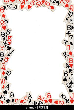 Angoli di carte da gioco vintage con spazio per testo o copia isolati su sfondo bianco. Foto Stock