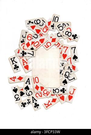Angoli di carte da gioco vintage con spazio per testo o copia isolati su sfondo bianco. Foto Stock