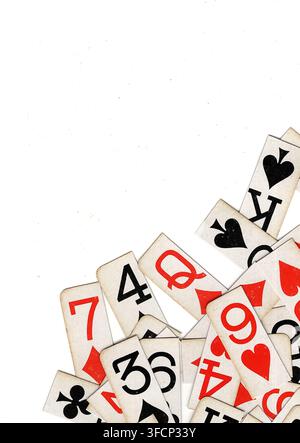 Angoli di carte da gioco vintage con spazio per testo o copia isolati su sfondo bianco. Foto Stock