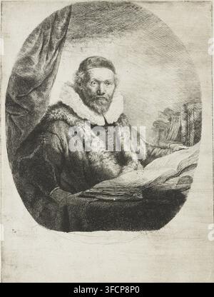Johannes Wtenbogaert, Jan Uytenbogaert, predicatore dei Remonstranti, stampa, incisore: Rembrandt van Rijn, 1635, carta, incisione, altezza 249 mm x larghezza 185 mm, Persona. Un'incisione in bianco e nero incorniciata da un ovale di un uomo anziano seduto, mostrato dalla vita in su, con un berretto scuro, un alto colletto a balze e un mantello bordato di pelliccia; il suo viso ha una barba e i baffi e guarda verso lo spettatore con un'espressione neutra. Una tenda drappeggiata appare dietro il lato sinistro della sua testa, mentre uno sfondo texture a croce riempie l'ovale. La mano destra dell'uomo poggia su un libro aperto su un tavolo, e un Foto Stock