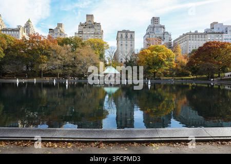 Vista autunnale del Conservatory Water nel Central Park Foto Stock