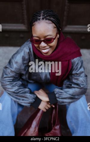 Vista ad angolazione alta di una donna nera elegante che sorride Foto Stock