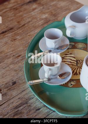 Set da caffè vintage per due su un vassoio decorativo Foto Stock