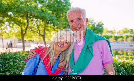 Coppia di anziani sorridente all'aperto che mostra amore e felicità Foto Stock