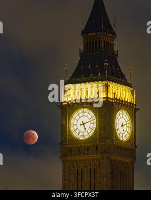 Un'eclissi lunare parziale profonda accanto al Big Ben illuminato (Elizabeth Tower) a Londra, Regno Unito, nelle prime ore del 28 agosto 2026. Foto Stock