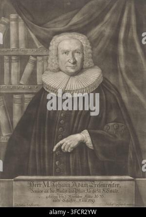 Ritratto di Johann Adam Tresenreuter, stampa, incisore: Johann Christoph Vogel, dopo un dipinto di Johann Martin Schuster, 1739, carta, mezzotinta, altezza 355 mm x larghezza 256 mm, Persona, Johann Adam Tresenreuter, personaggi storici. Un ritratto monocromo di un uomo anziano mostrato dalla vita in su che indossa una veste scura con una fila di bottoni decorativi e un ampio colletto a pieghe, i suoi capelli sono acconciati in ricci voluminosi che incorniciano il suo viso; la sua mano destra riposa con un dito esteso e la sua mano sinistra è parzialmente visibile al suo fianco; dietro di lui una tenda drappeggiata riempie lo sfondo da un lato mentre un Foto Stock