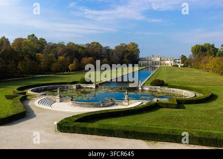 Vista elevata delle vasche d'acqua centrali e del parco verso le scuderie storiche della Villa Pisani a Stra, Italia Foto Stock