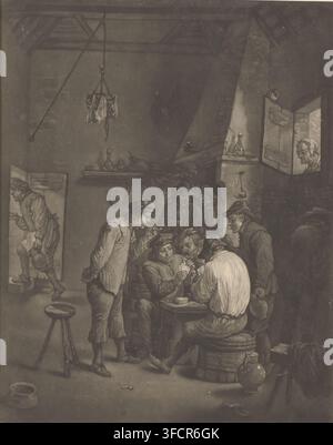 Interno di una locanda, stampa, pagina di album, Interno di una locanda con uomini seduti su mezzobarili a un tavolo. Stanno giocando a carte. Due fumatori di pipa osservano. A destra, una donna guarda attraverso una finestra., incisore: William Baillie, dopo un dipinto di David Teniers (II), 1753 - 1810, carta, pasta, mezzotinta, mezzotinta incollata sulla pagina dell'album, altezza 416 mm x larghezza 334 mm, locanda, caffetteria, pub, contadini, carte da gioco, pipa, tabacco., Una scena interna debolmente illuminata con un gruppo di persone radunate intorno a un piccolo tavolo che giocano a carte, alcuni seduti e altri in piedi, i loro volti Foto Stock