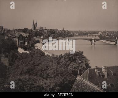 Basilea, Svizzera, fotografia, Veduta con ponte e chiesa, alberi e tetti delle case in fondo all'immagine di Basilea, situata sul Reno e sulla Birs., iscrizione: '2337 Basilea. Totale.', iscrizione: 'EditionPhotoglob', editore: Photoglob & Co., c. 1890 - c. 1925, carta, stampa argentica al collodio alla luce del giorno, altezza 210 mm, larghezza 260 mm., Una vasta veduta di un paesaggio fluviale che mostra un fiume calmo attraversato da un ponte ad arco con pilastri in pietra e ringhiere decorative, una passeggiata fluviale fiancheggiata da alberi che si snoda sotto il ponte, e file di edifici e case lungo il lungofiume. Sul Foto Stock