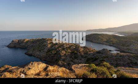 Costa mediterranea rocciosa pittoresca nel Parco Naturale di Cap de Creus sulla Costa Brava in Catalogna, Spagna Foto Stock