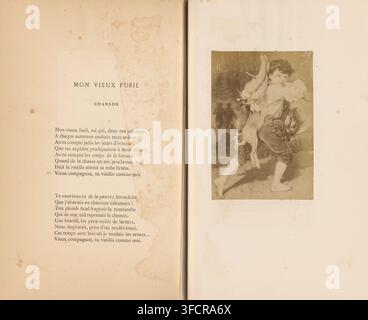 Riproduzione fotografica di un dipinto di un ragazzo con trofei di caccia sulla schiena, fotografia, riproduzione, pagina, dopo dipinto di anonimo, ca. 1874 - prima del 1884, fotografo, carta, stampa all'albumina, altezza 127 mm x larghezza 87 mm, immagine, dipinto, ragazzo (bambino tra toddler e gioventù), trofei di caccia. Un libro aperto di età antica con pagine sinistra e destra visibili, la pagina sinistra mostra linee regolarmente distanziate di testo stampato in un carattere serif e piccole macchie marroni sul carta, mentre la pagina destra presenta un'illustrazione seppia di un bambino scalzo con i capelli ricci che porta cacciagione Foto Stock
