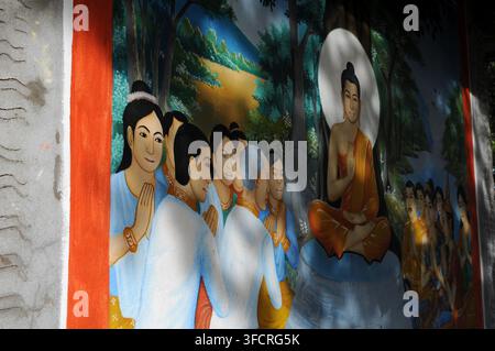 Un affresco che raffigura Buddha seduto in meditazione, circondato dai suoi discepoli in un ambiente boschivo sereno, tempio buddista, Boeng Mealea, Cambogia. Foto Stock